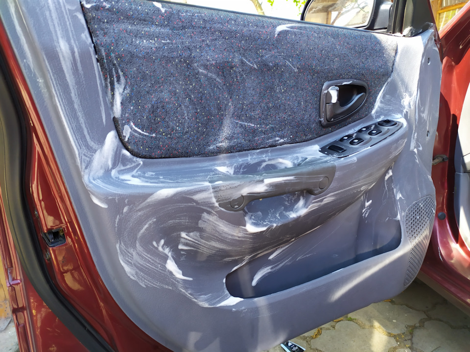 Как быстро очистить пластик в салоне авто?