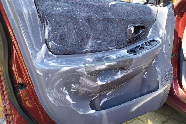 Как быстро очистить пластик в салоне авто?