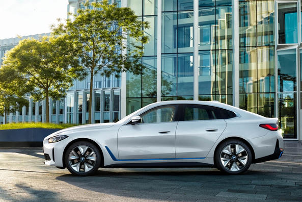 Первое поколение электрического лифтбека BMW i4 фото 4
