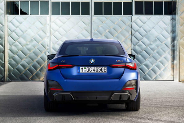 Первое поколение электрического лифтбека BMW i4 фото 2