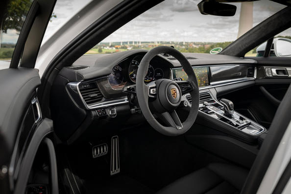 Обзор полноприводного универсала Porsche Panamera Sport Turismo фото 9