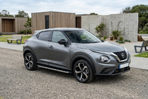 Nissan Juke 2020- гг. Боковые Подножки BlackLine (2 шт., Алюминий) фото 1