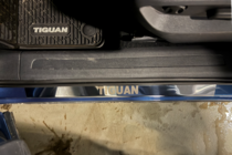 Volkswagen Tiguan 2016-2023 гг. Накладки на дверные пороги из нержавейки Carmos фото 2