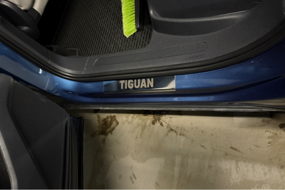 Volkswagen Tiguan 2016-2023 гг. Накладки на дверные пороги из нержавейки Carmos Image