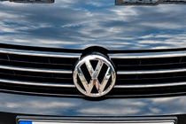 Volkswagen Jetta 2011-2018 гг. Передний значок 2015-2018 (3G0853601B) фото 1