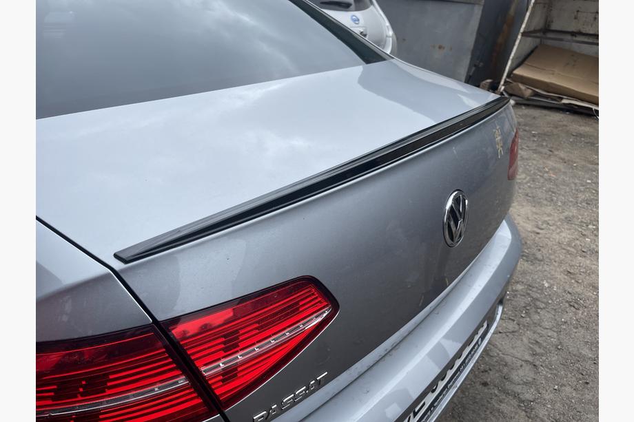 Volkswagen Passat B8 2015-2023 гг. Спойлер LIP (Sunplex, черный) (115,8см x 6,3см) Image