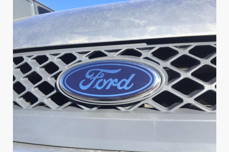 Ford Fiesta 2002-2008 гг. Передний эмблема (на клипсах) Image