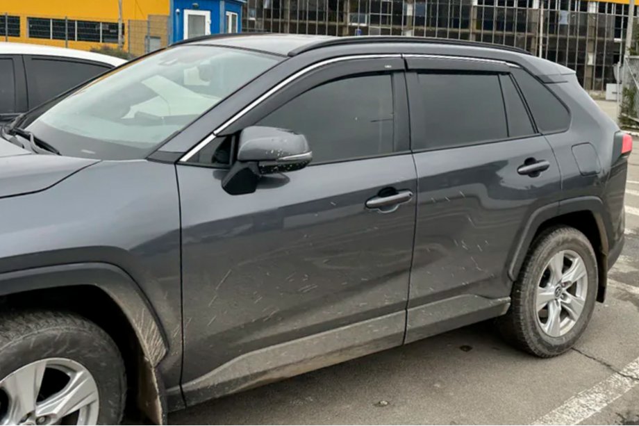 Toyota Rav 4 2019–2025 гг. Ветровики с хромированным молдингом (4 шт, HIC) Фото 5