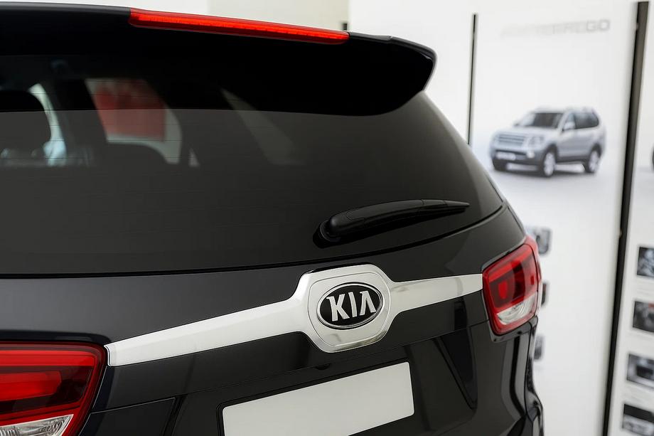 Kia Sorento III UM 2014-2020 гг. Накладка на крышку багажника над номером Libao V1 (Пластик) Image
