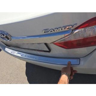 Накладка на задний бампер Libao нержавейка Toyota Camry 2011–2017 гг. фото 1