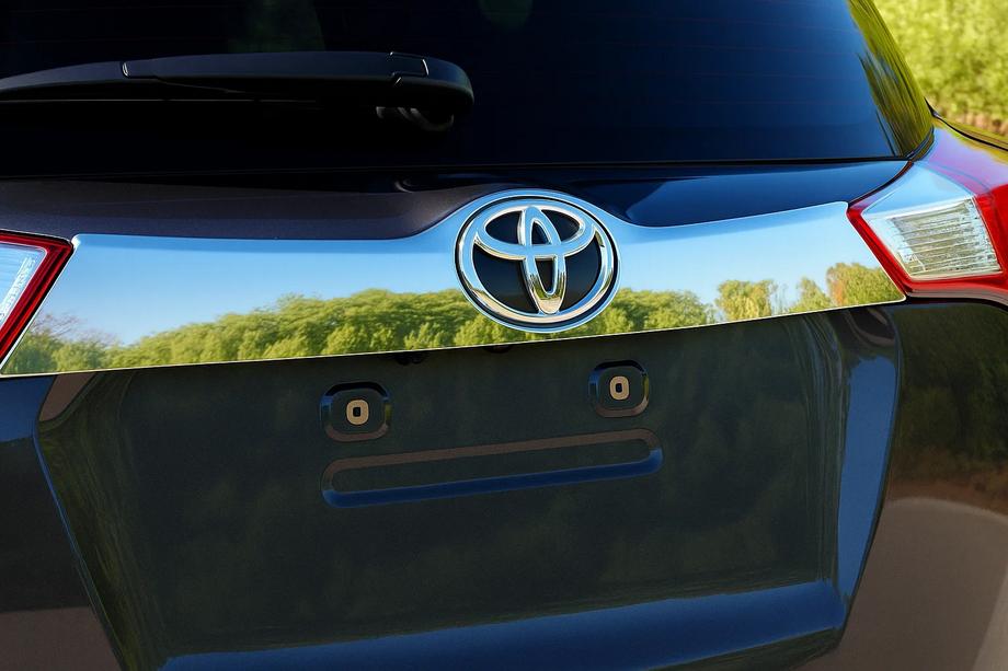 Toyota Rav 4 2013-2018 гг. Хромированная накладка над номером бампер Libao 2013-2016 нержавейка Фото 1