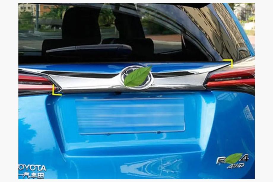 Toyota Rav 4 2013-2018 гг. Накладка на номер Libao 2016-2018 (ABS) Фото 3