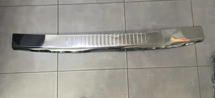 Volkswagen T5 Transporter 2003-2010 гг. РАСПРОДАЖА! Накладка на задний бампер с загибом (Carmos, нержавеющая сталь) фото 3