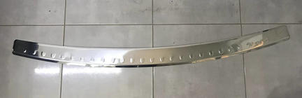 Volkswagen Caddy 2004-2010 гг. РАСПРОДАЖА! Накладка на задний бампер с загибом (Carmos, нержавеющая сталь) фото 1