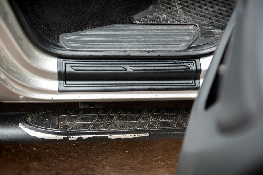 Volkswagen Amarok 2010-2022 гг. Накладки на дверные пороги EuroCap (4 шт, ABS) Фото 4