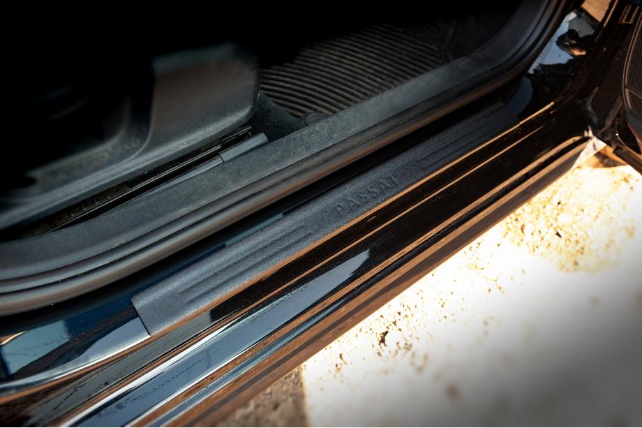 Volkswagen Passat B7 2012-2015 гг. Накладки на пороги DDU (4 шт, пластик) Image