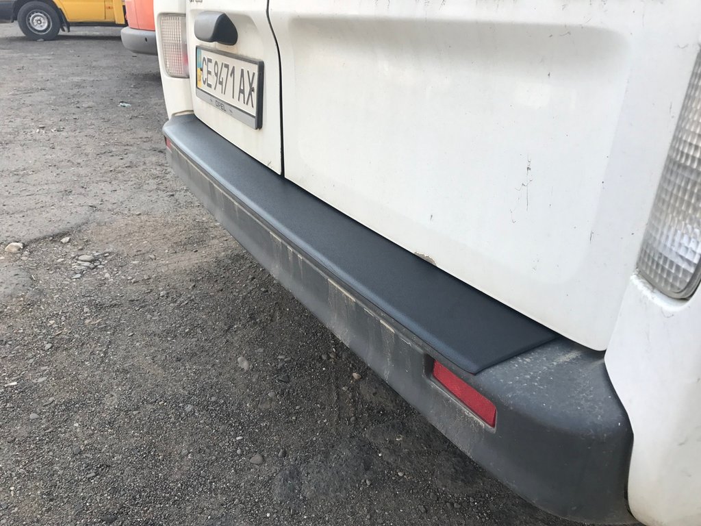 Накладка на задній бампер DDU (ABS) для Renault Trafic 2001-2015 рр - фото 4